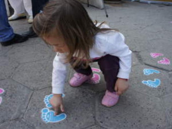 Заедно залепихме 300 розови и сини стъпчици за повече здрави бебета в България