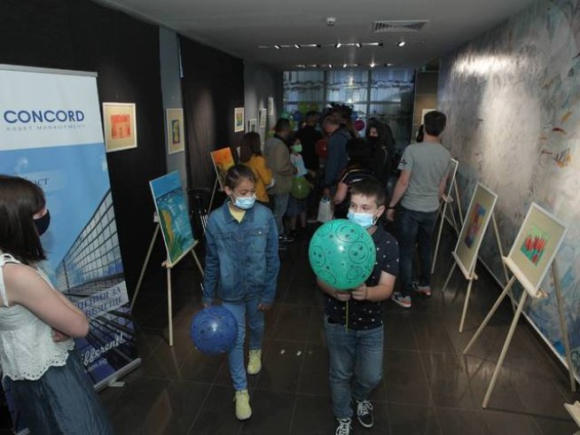 Над 40 картини озариха коридорите на ВУЗФ в изложбата „Деца помагат на деца“