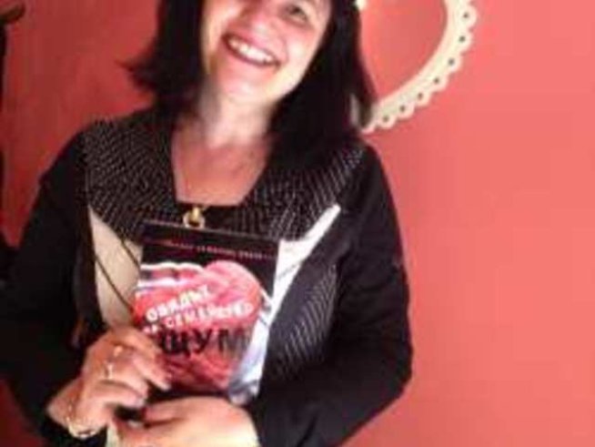 Писателката Евелина Ламбрева Йекер за своя роман „Обядът на семейство Щум“