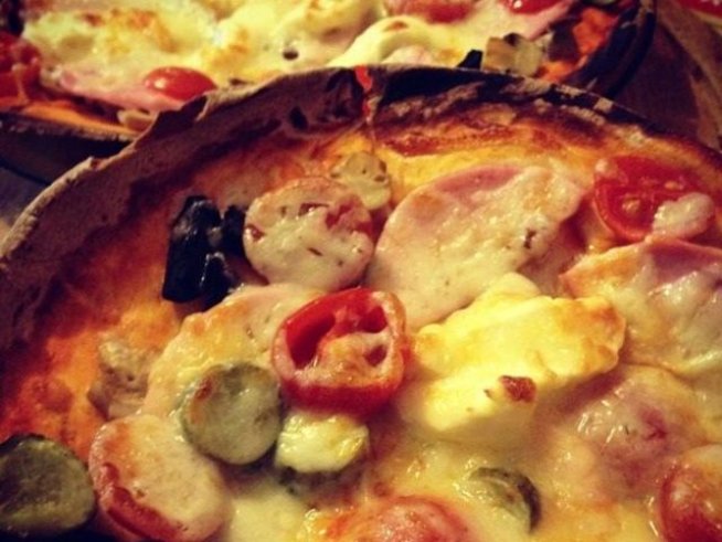 4 бр. арабски питки
шунка
кашкавал
кисели краставички
чери домати
маслини
пушено сирене
гъби
доматено пюре