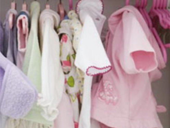 Изтеглят от пазара детски дрешки с опасни връзки