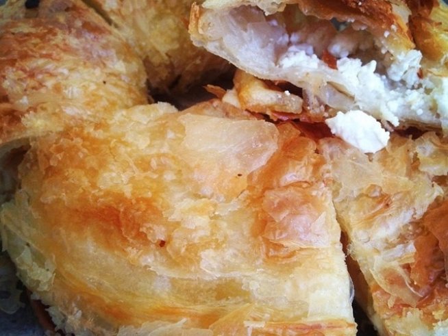 За тестото:
600 г брашно
1 с.л. сол
1 с.л. захар 
1 с.л. олио
1 с.л. оцет
300 мл хладка вода
За плънката:
500 г натрошено сирене
200 мл. олио