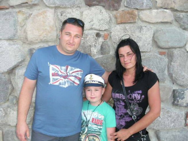 Виктор и неговите родители. Снимка: личен архив