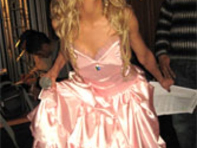 Анн-Джи – барби водещата на бала на блондинките