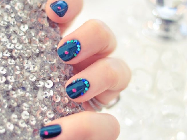 Маникюр с камъчета. Снимка: lovemaegan.com