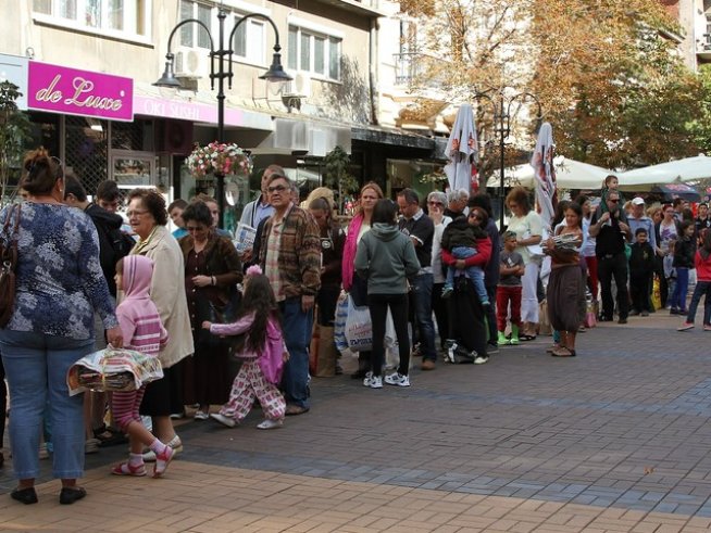 На опашка пред книжарница "Гринуич" се наредиха десетки хора, за да рециклират стара хартия и да получат за нея нова книга.
