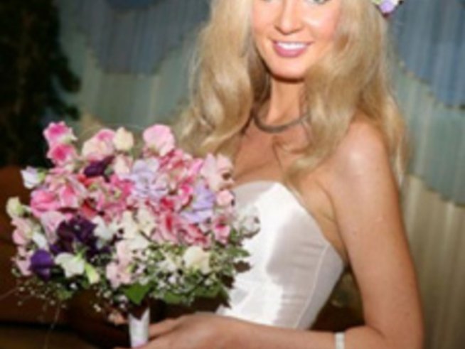 Бледо розов сатен и диаманти