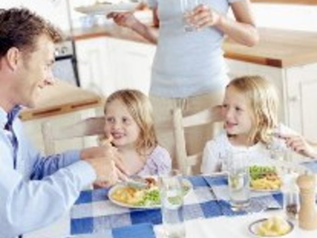 Таткото да храни децата