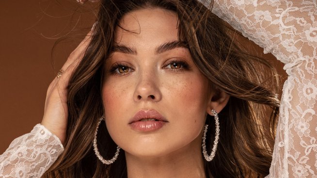 5 съвета как да съчетаем грим и облекло. Снимка: istock