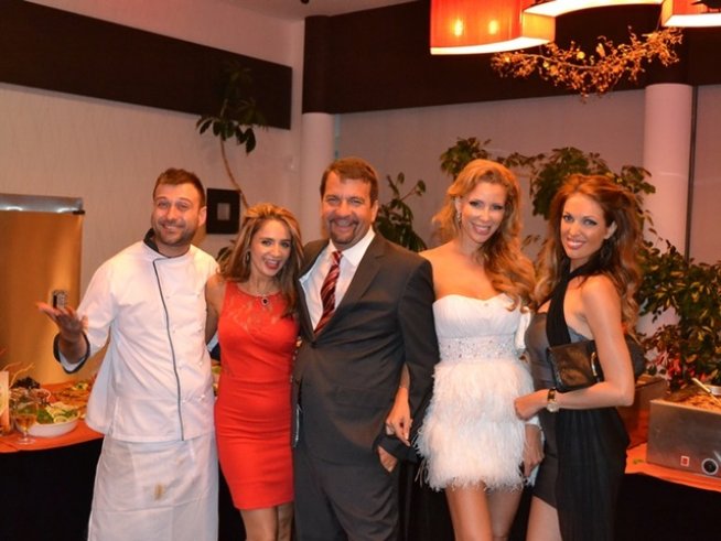 Водещият Ники Кънчев в компанията на Елен Колева и Ирен Онтева.