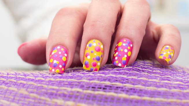 Артистичен великденски маникюр