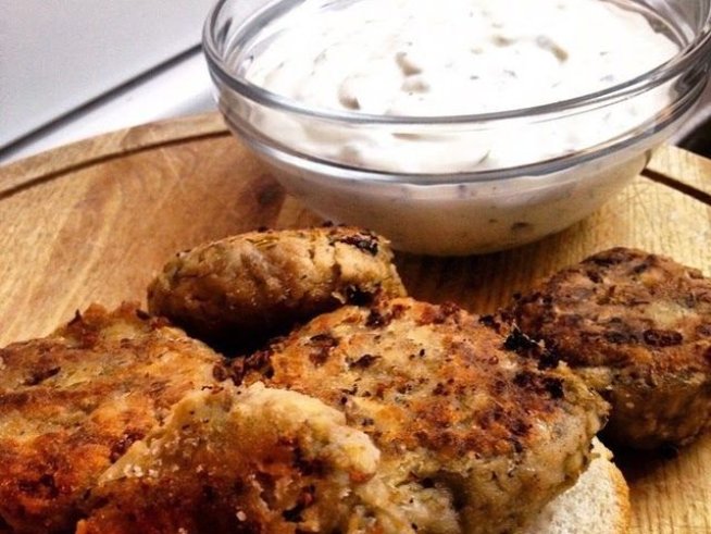 За 4 порции:
800 г сварена леща
1 яйце
1 глава лук
3 скилидки чесън
черен пипер
кимион
чубрица
1/2 ч.ч. галета
брашно
зехтин
