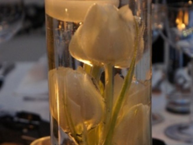 Лалета и чаени свещи плуват във ваза