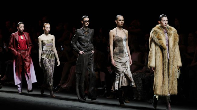 Животински принт и ръждиви цветове от Roberto Cavalli за есен/зима  2025/2026. Снимка: Getty