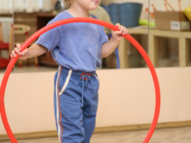 Тънка талия с детски обръч