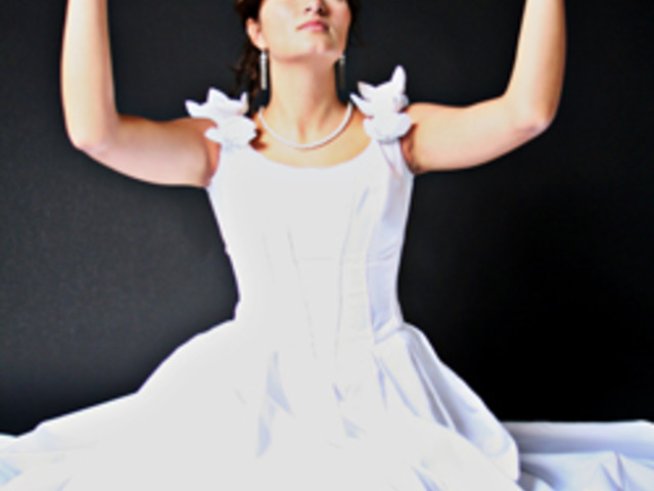 Асиметрия и геометрични фигури в сватбената мода 2011