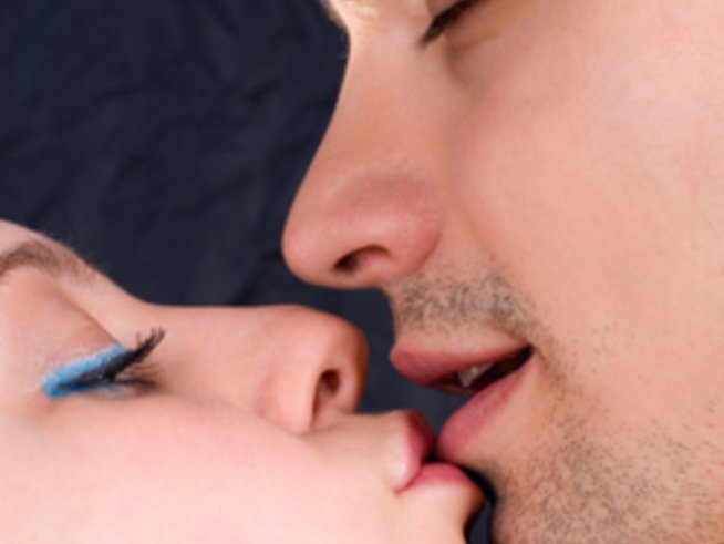 Измислиха устройство, което симулира целувка