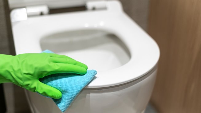 Как да почистите дълбоките замърсявания от тоалетната чиния? Снимка: istock