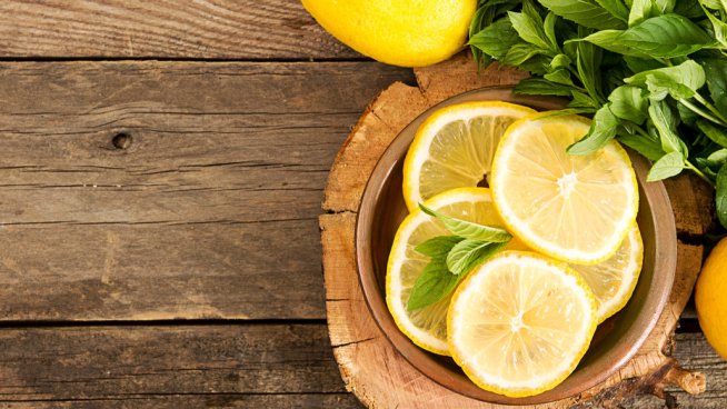 Детокс напитка с портокал, лимон и мента за здрав черен дроб. Снимка: istock