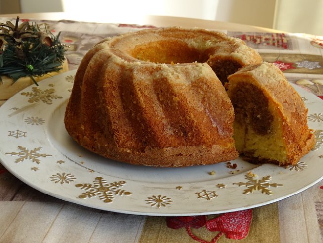 200 г крема сирене (Lacrima)
200 г краве масло (Lacrima)
5 яйца
1 бакпулвер
1 ч. л. ванилова захар
200 г захар
300 г брашно
Какао 
