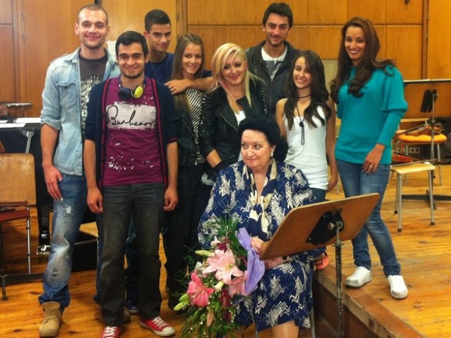 Финалистите заедно с оперната легенда Монсерат Кабайе.