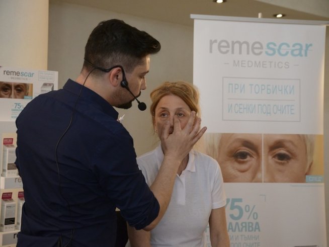 Слав демонстрира как се нанася революционния крем около очите. Снимка: Remescar