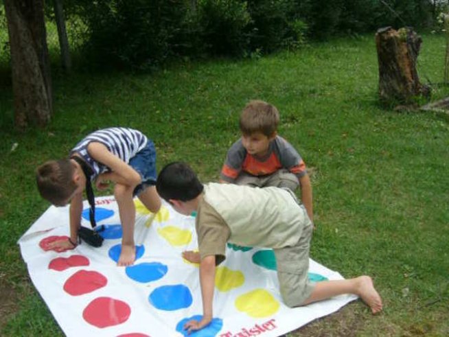 Забавни игри за деца под лозницата