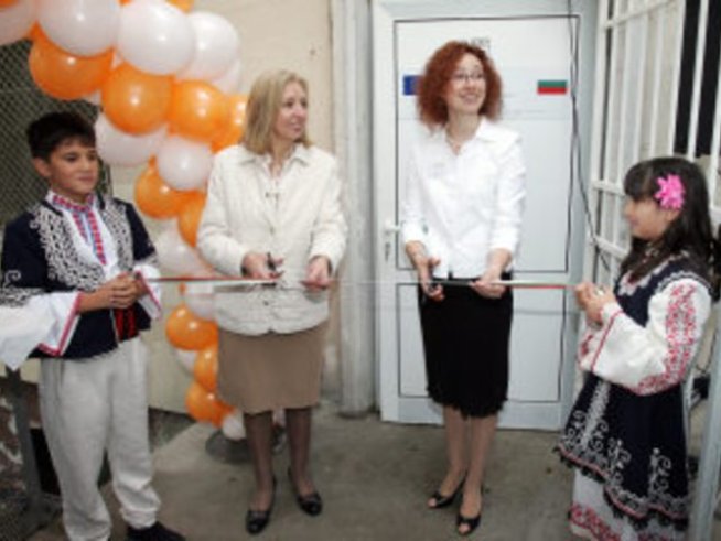 Отвориха нов център в София за подкрепа на майки в риск и техните бебета