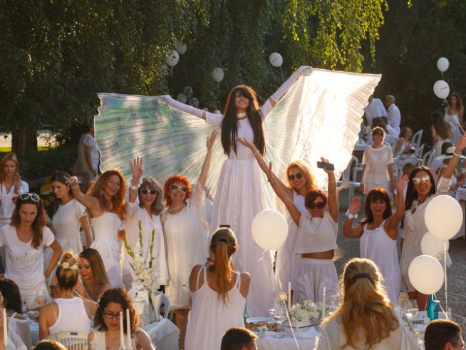 Тайно място. Тайна среща. Бяла вечеря!