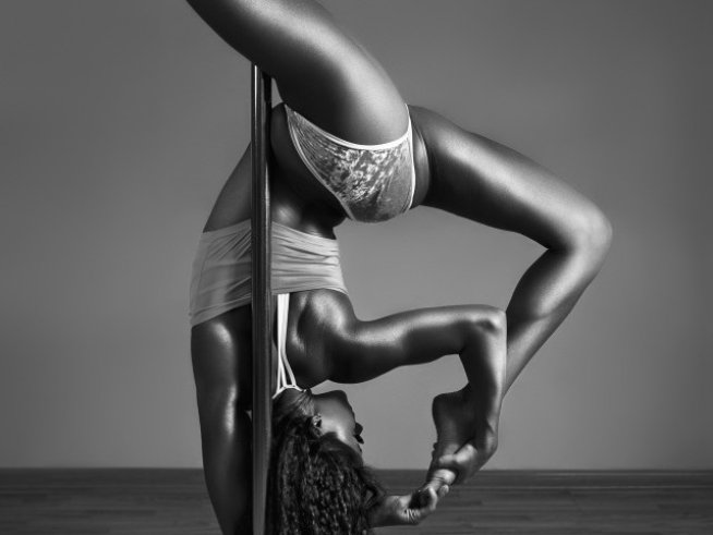 Рускини хипнотизират с еротични танци на пилон 