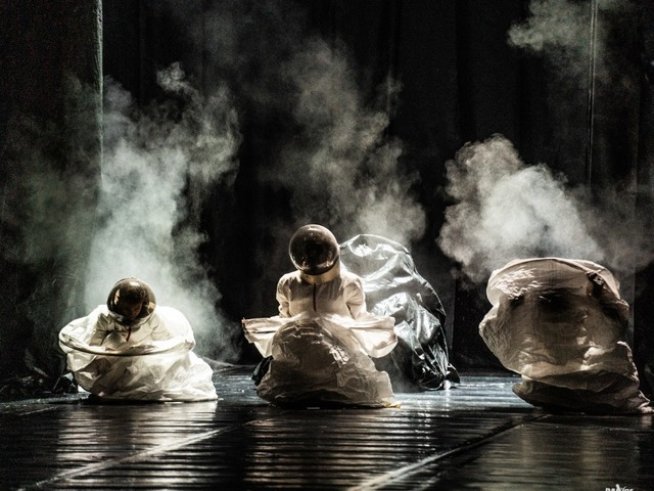 Последни две представления на постапокалиптичния спектакъл „Пласт-тония“