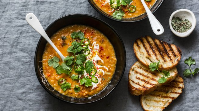 Яхния с червена леща и къри. Снимка: istock