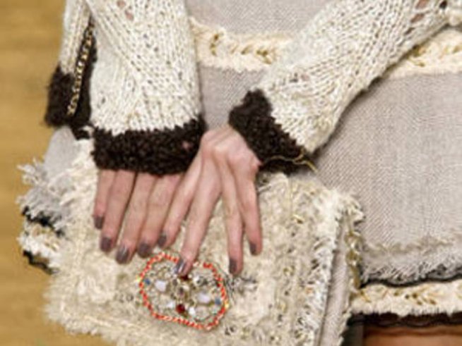 Празничен маникюр в цвят шампанско