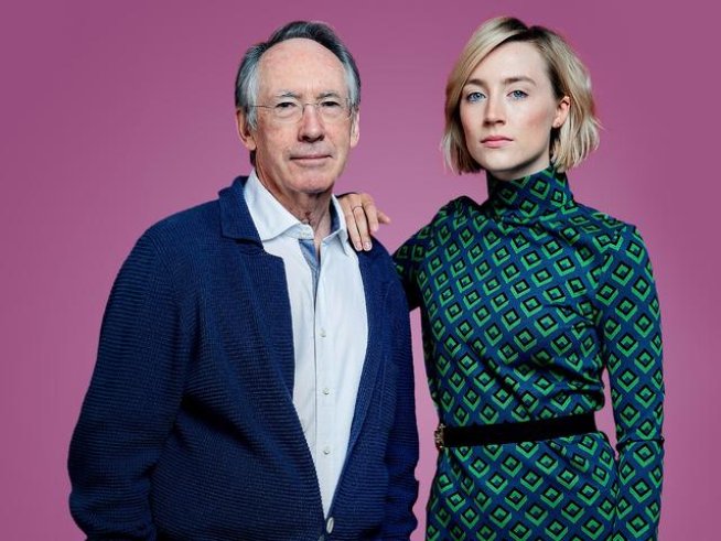 Иън Макюън с актрисата Сърша Ронан.