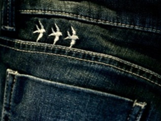 Дълбоки дънки моделират възглавничките около талията