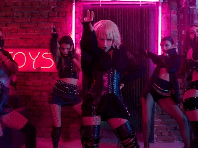 Кадър от новия видеоклип на Поли Генова "Г-н Президент".