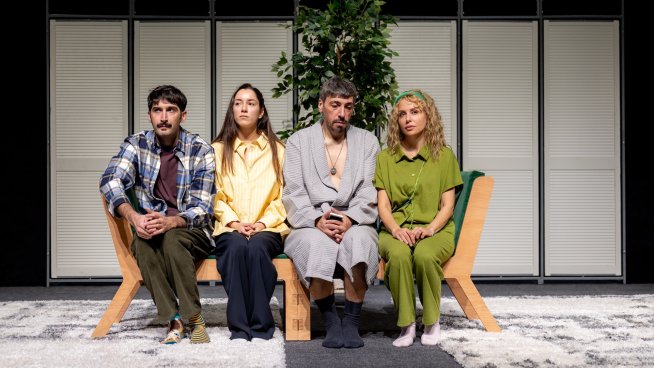 Пълна зала и дълги аплодисменти на премиерата на „Оставам за малко“. Снимка: Стан Петрунов за Artvent