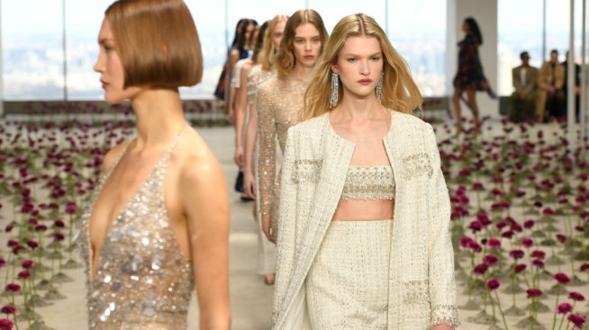 Цветя и дантела за есен/зима 2025 от Каролина Ерера .Снимка: Getty