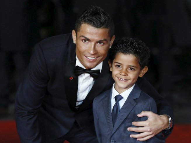 Роналдо със сина си. Снимка: Reuters