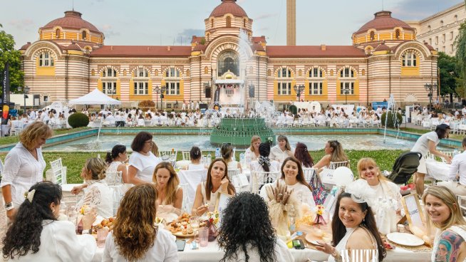 Снимка: White Dinner.