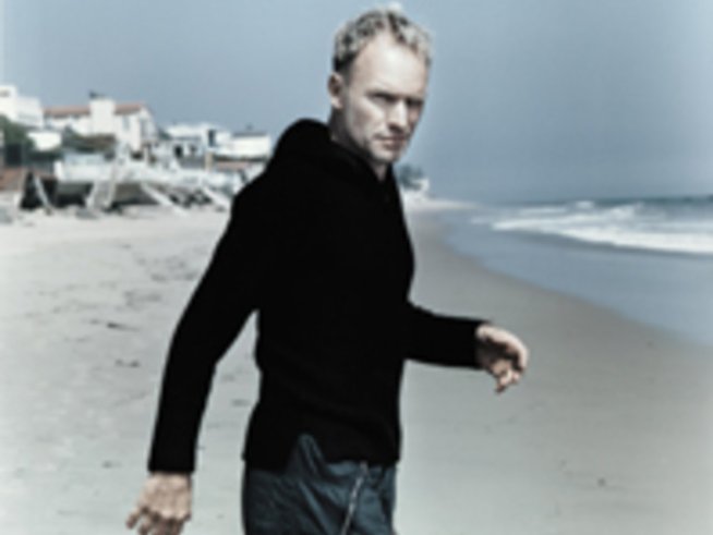 Стинг свири на лютня