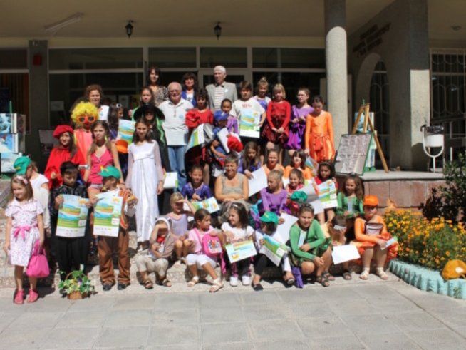 Шествие от приказни герои в чест на инициативата „Забавното лятно четене“ 2012 зарадва Кюстендил