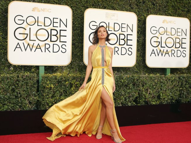 Актрисата Емили Ратайковски бе ослепителна в златиста рокля на Reem Acra. Снимка: Reuters