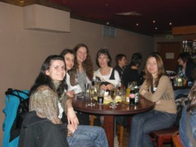 Az-jenata.com празнува с приятелите си