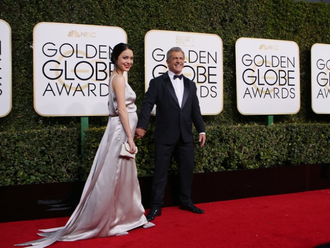 Мел Гибсън и приятелката му Розалинд на наградите "Златен глобус". Снимка: Reuters