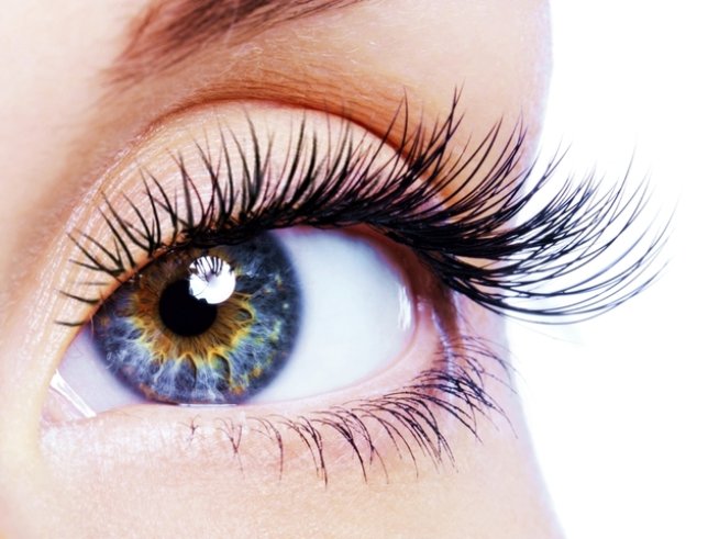 Пърхащ поглед с дълги и красиви мигли
