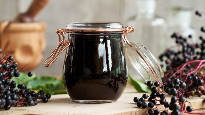 Топ 5 ползи за здравето от сиропа от бъз. Снимка: istock