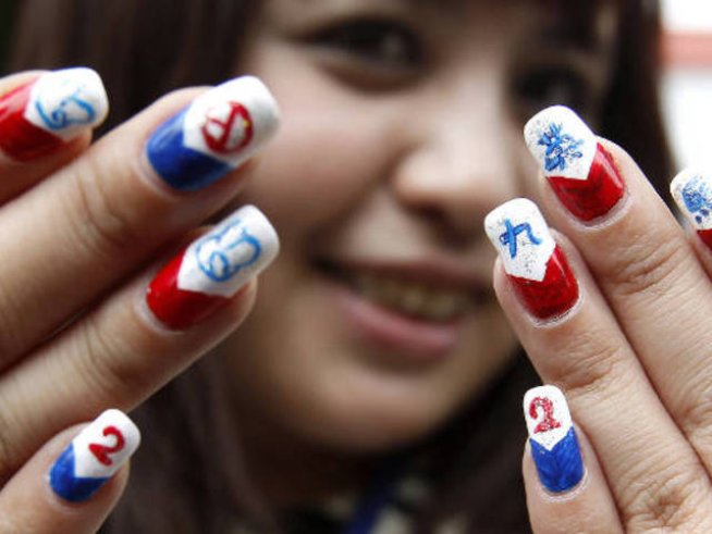 Моден зимен маникюр със снежинки и декорации