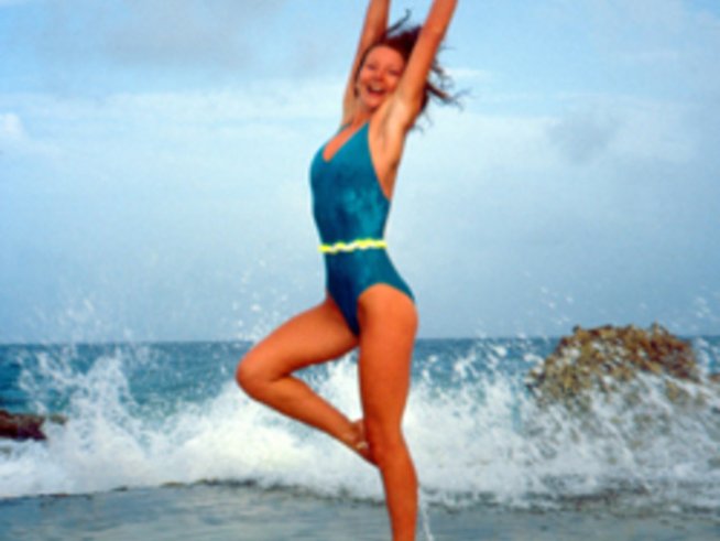 С цял бански на плажа