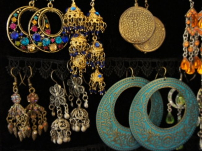 Вместо жената виждаш бижутата